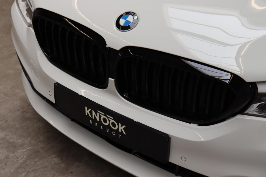 BMW 5 Serie Sedan 530i High Executive Sport Line Automaat / Navigatiesysteem Professional / Schuif-/kanteldak / Active Protection / Sfeerverlichting / Comfortstoelen / 20 Inch / Soft Close / Adaptieve LED-koplamp / Driving Assistant / Extra Getint Glas