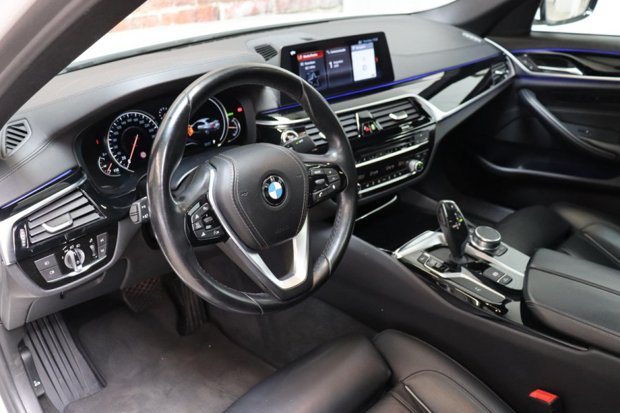 BMW 5 Serie Sedan 530i High Executive Sport Line Automaat / Navigatiesysteem Professional / Schuif-/kanteldak / Active Protection / Sfeerverlichting / Comfortstoelen / 20 Inch / Soft Close / Adaptieve LED-koplamp / Driving Assistant / Extra Getint Glas