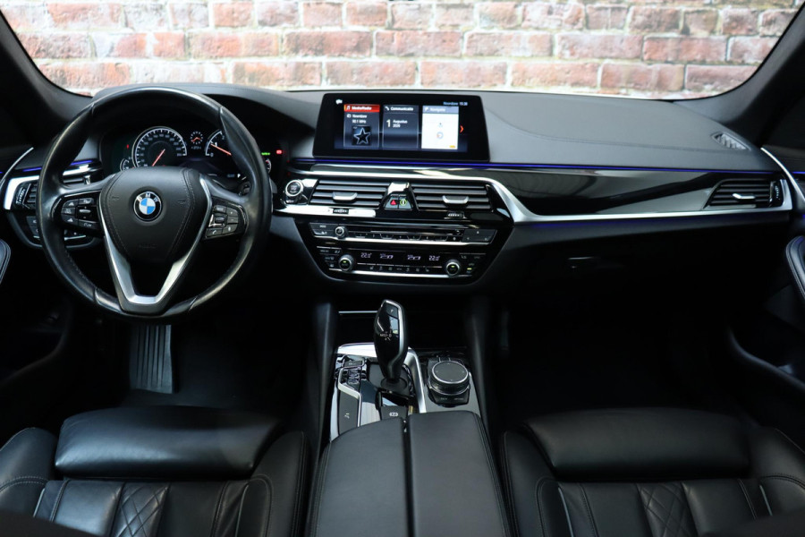 BMW 5 Serie Sedan 530i High Executive Sport Line Automaat / Navigatiesysteem Professional / Schuif-/kanteldak / Active Protection / Sfeerverlichting / Comfortstoelen / 20 Inch / Soft Close / Adaptieve LED-koplamp / Driving Assistant / Extra Getint Glas