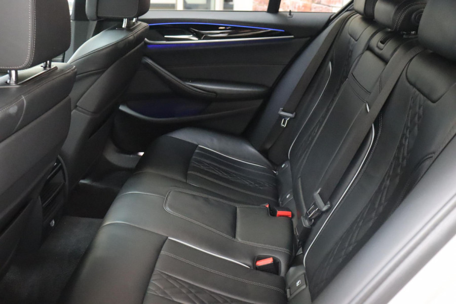 BMW 5 Serie Sedan 530i High Executive Sport Line Automaat / Navigatiesysteem Professional / Schuif-/kanteldak / Active Protection / Sfeerverlichting / Comfortstoelen / 20 Inch / Soft Close / Adaptieve LED-koplamp / Driving Assistant / Extra Getint Glas