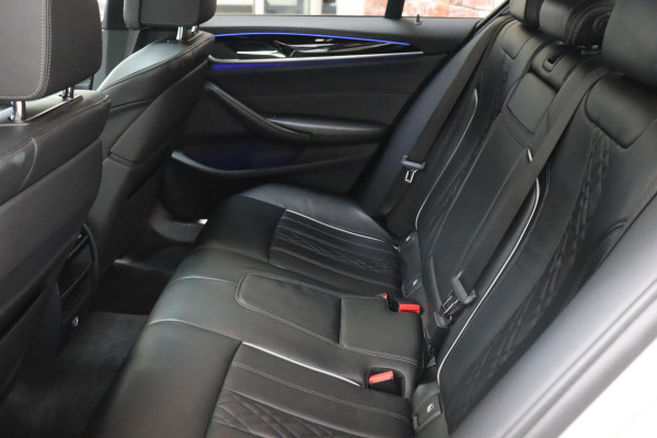 BMW 5 Serie Sedan 530i High Executive Sport Line Automaat / Navigatiesysteem Professional / Schuif-/kanteldak / Active Protection / Sfeerverlichting / Comfortstoelen / 20 Inch / Soft Close / Adaptieve LED-koplamp / Driving Assistant / Extra Getint Glas