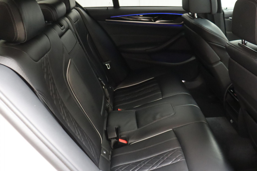 BMW 5 Serie Sedan 530i High Executive Sport Line Automaat / Navigatiesysteem Professional / Schuif-/kanteldak / Active Protection / Sfeerverlichting / Comfortstoelen / 20 Inch / Soft Close / Adaptieve LED-koplamp / Driving Assistant / Extra Getint Glas