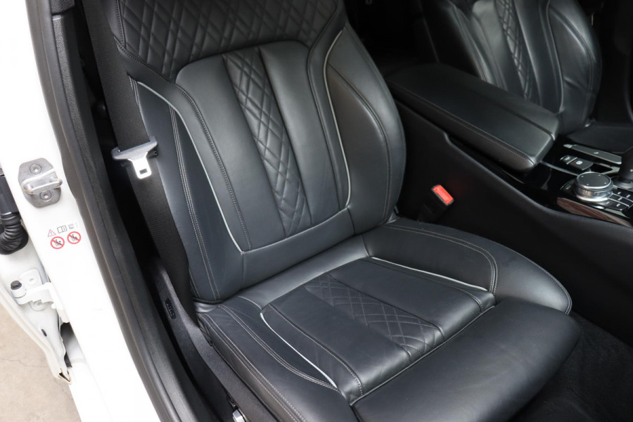 BMW 5 Serie Sedan 530i High Executive Sport Line Automaat / Navigatiesysteem Professional / Schuif-/kanteldak / Active Protection / Sfeerverlichting / Comfortstoelen / 20 Inch / Soft Close / Adaptieve LED-koplamp / Driving Assistant / Extra Getint Glas