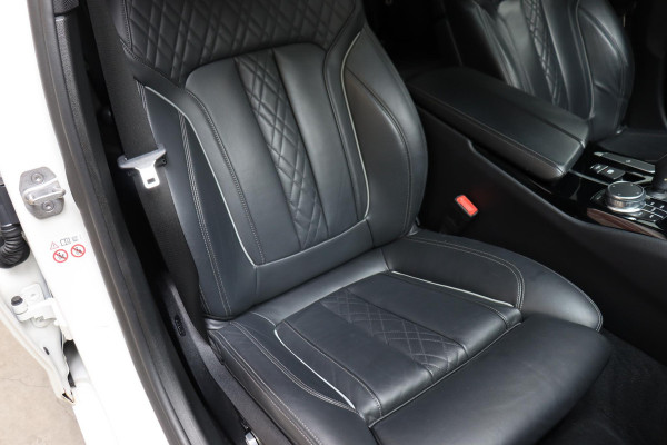 BMW 5 Serie Sedan 530i High Executive Sport Line Automaat / Navigatiesysteem Professional / Schuif-/kanteldak / Active Protection / Sfeerverlichting / Comfortstoelen / 20 Inch / Soft Close / Adaptieve LED-koplamp / Driving Assistant / Extra Getint Glas