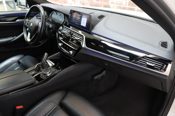 BMW 5 Serie Sedan 530i High Executive Sport Line Automaat / Navigatiesysteem Professional / Schuif-/kanteldak / Active Protection / Sfeerverlichting / Comfortstoelen / 20 Inch / Soft Close / Adaptieve LED-koplamp / Driving Assistant / Extra Getint Glas