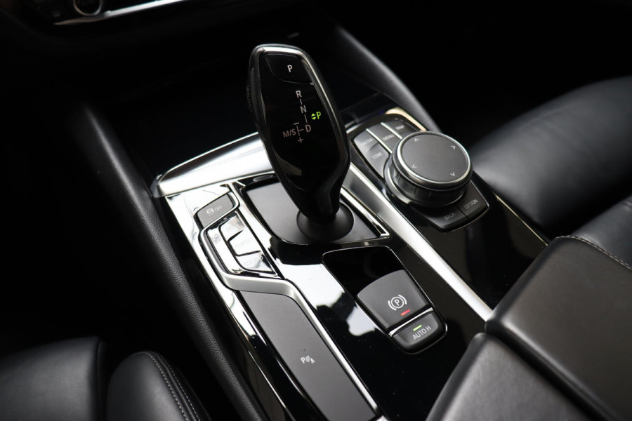 BMW 5 Serie Sedan 530i High Executive Sport Line Automaat / Navigatiesysteem Professional / Schuif-/kanteldak / Active Protection / Sfeerverlichting / Comfortstoelen / 20 Inch / Soft Close / Adaptieve LED-koplamp / Driving Assistant / Extra Getint Glas