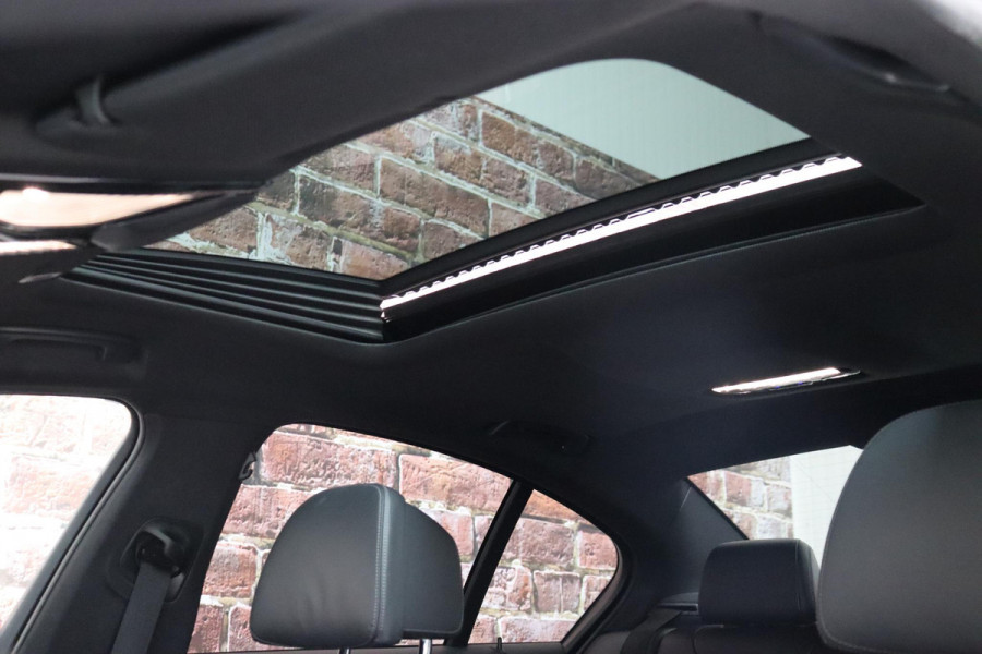 BMW 5 Serie Sedan 530i High Executive Sport Line Automaat / Navigatiesysteem Professional / Schuif-/kanteldak / Active Protection / Sfeerverlichting / Comfortstoelen / 20 Inch / Soft Close / Adaptieve LED-koplamp / Driving Assistant / Extra Getint Glas