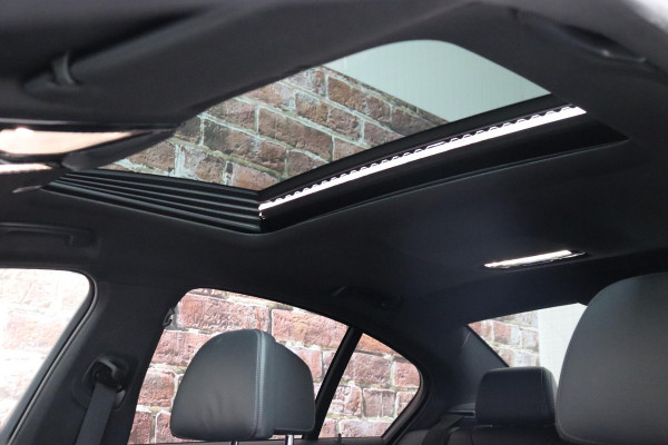 BMW 5 Serie Sedan 530i High Executive Sport Line Automaat / Navigatiesysteem Professional / Schuif-/kanteldak / Active Protection / Sfeerverlichting / Comfortstoelen / 20 Inch / Soft Close / Adaptieve LED-koplamp / Driving Assistant / Extra Getint Glas