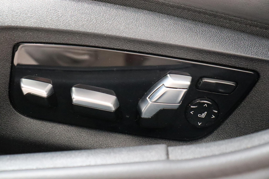 BMW 5 Serie Sedan 530i High Executive Sport Line Automaat / Navigatiesysteem Professional / Schuif-/kanteldak / Active Protection / Sfeerverlichting / Comfortstoelen / 20 Inch / Soft Close / Adaptieve LED-koplamp / Driving Assistant / Extra Getint Glas