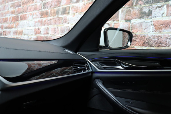 BMW 5 Serie Sedan 530i High Executive Sport Line Automaat / Navigatiesysteem Professional / Schuif-/kanteldak / Active Protection / Sfeerverlichting / Comfortstoelen / 20 Inch / Soft Close / Adaptieve LED-koplamp / Driving Assistant / Extra Getint Glas