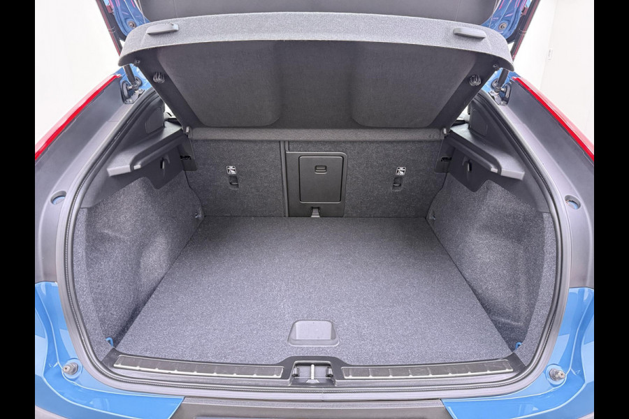 Volvo C40 Recharge Core 70 kWh VAN:32.900,- VOOR:29.770,- UW HERFSTVOORDEEL:3.130,- SOH 95% | STOEL & STUUR VERWARMING | ACHTERUITRIJCAMERA | 12 MND BOVAG GARANTIE| PANO| VOLVO DEALER ONDERHOUDEN|