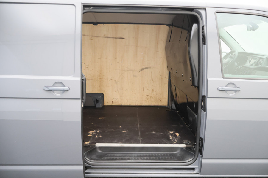 Volkswagen Transporter 2.0 TDI DSG 150 PK Lang 3-Zits, Airco, Cruise, Apple Carplay, Camera, DAB, PDC, Trekhaak, 18''