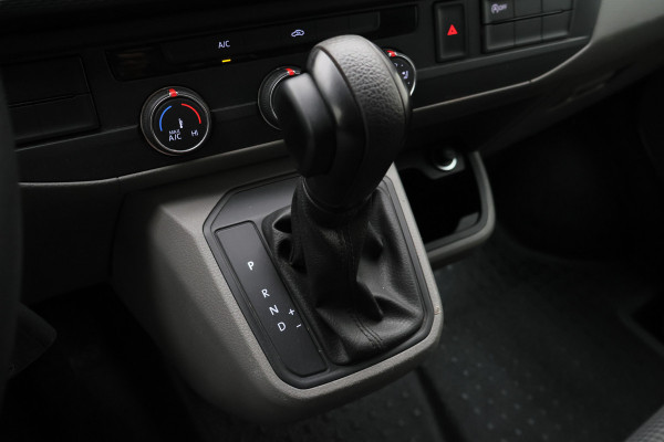 Volkswagen Transporter 2.0 TDI DSG 150 PK Lang 3-Zits, Airco, Cruise, Apple Carplay, Camera, DAB, PDC, Trekhaak, 18''