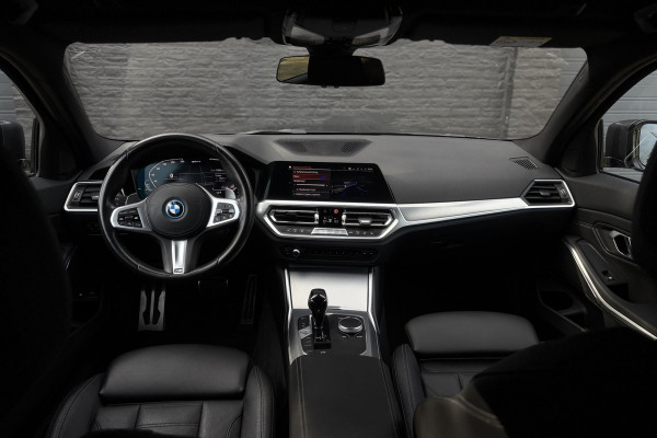 BMW 3 Serie Touring 330e M Sport | Head-up | Sportleder | 19' Inch Breedset | Comfort Access | Trekhaak | Adap. Cruise