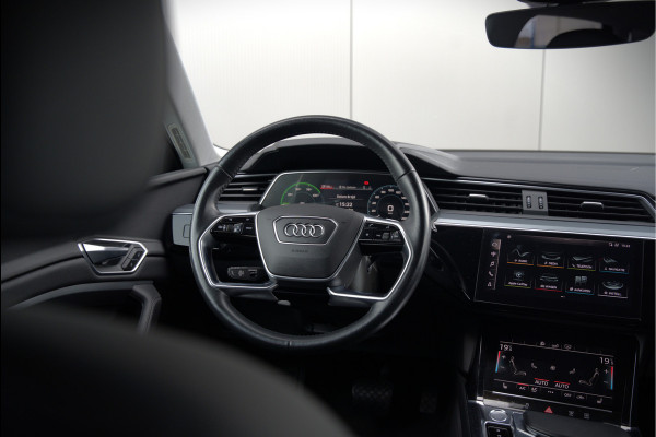 Audi e-tron e-tron 50 quattro Launch edition plus 71 kWh | Panoramadak | Stoelverwarming | Memory Seat | Adaptive Cruise Control | Luchtvering | Parkeersensoren | Apple Carplay | Keyless | SOH 83,67%
