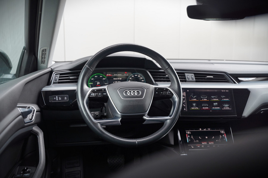 Audi e-tron e-tron 50 quattro Launch edition plus 71 kWh | Panoramadak | Stoelverwarming | Keyless | Apple Carplay | Luchtvering | Adaptive Cruise Control | Leer | Elek. Stoelen  | BTW | NAP | Led | Black Style | PDC | SOH 84,94%