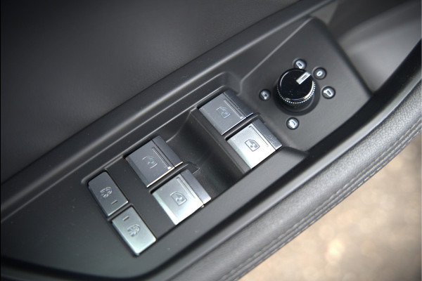 Audi e-tron e-tron 50 quattro Launch edition plus 71 kWh | Panoramadak | Stoelverwarming | Keyless | Apple Carplay | Luchtvering | Adaptive Cruise Control | Leer | Elek. Stoelen  | BTW | NAP | Led | Black Style | PDC | SOH 84,94%