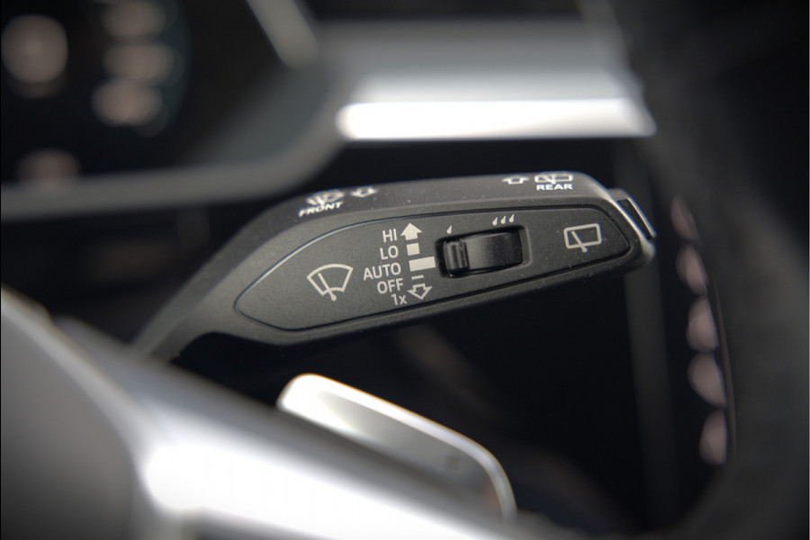 Audi e-tron e-tron 50 quattro Launch edition plus 71 kWh | Panoramadak | Stoelverwarming | Keyless | Apple Carplay | Luchtvering | Adaptive Cruise Control | Leer | Elek. Stoelen  | BTW | NAP | Led | Black Style | PDC | SOH 84,94%