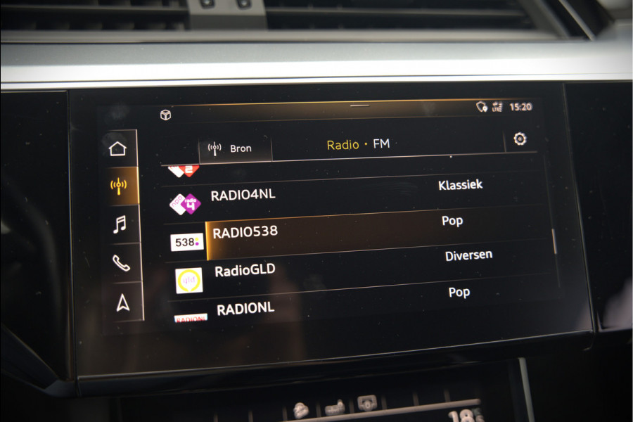 Audi e-tron e-tron 50 quattro Launch edition plus 71 kWh | Panoramadak | Stoelverwarming | Keyless | Apple Carplay | Luchtvering | Adaptive Cruise Control | Leer | Elek. Stoelen  | BTW | NAP | Led | Black Style | PDC | SOH 84,94%