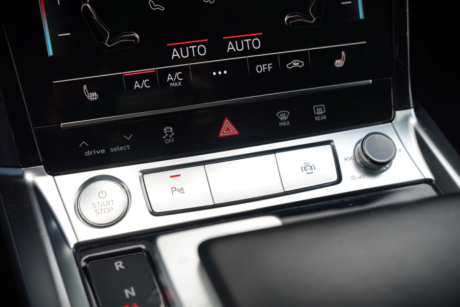 Audi e-tron e-tron 50 quattro Launch edition plus 71 kWh | Panoramadak | Stoelverwarming | Keyless | Apple Carplay | Luchtvering | Adaptive Cruise Control | Leer | Elek. Stoelen  | BTW | NAP | Led | Black Style | PDC | SOH 84,94%
