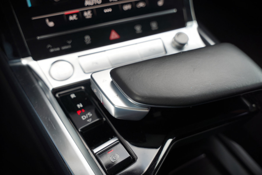 Audi e-tron e-tron 50 quattro Launch edition plus 71 kWh | Panoramadak | Stoelverwarming | Keyless | Apple Carplay | Luchtvering | Adaptive Cruise Control | Leer | Elek. Stoelen  | BTW | NAP | Led | Black Style | PDC | SOH 84,94%