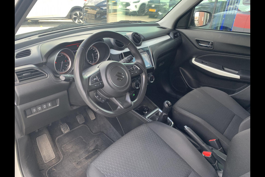 Suzuki Swift 1.2 Stijl Smart Hybrid | Trekhaak | Stoelverwarming | Climate Control | Camera | Lichtmetalen Velgen | Winterset |