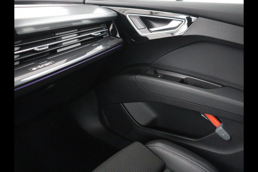Audi Q4 e-tron 40 Launch edition S Competition 77 kWh | SOH 92,1% | Half leder | Stoelverwarming | Carplay | Adaptive cruise | Climate control | Camera | Park assist | Trekhaak