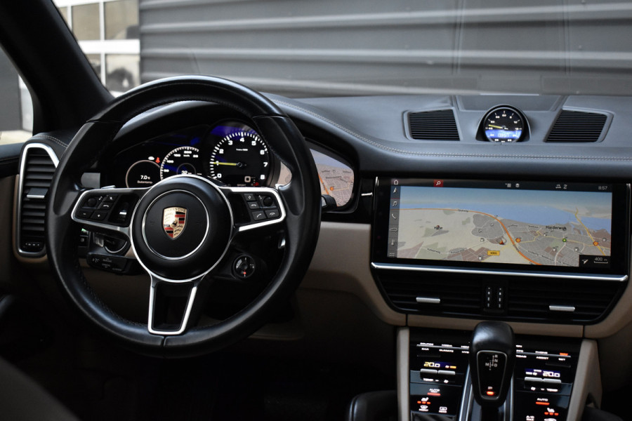 Porsche Cayenne 3.0 E-Hybrid 462pk Sport Chrono | Pano | Trekhaak | 360 Camera | Bose | Stuurverwarming | Luchtvering | Orig. NL |