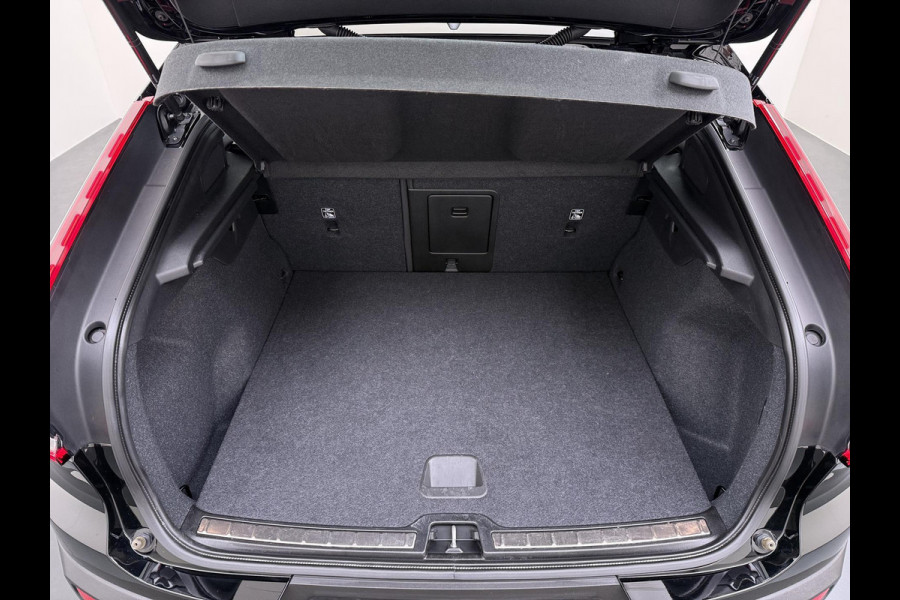 Volvo C40 Single Motor Core 70 kWh VOLVO DEALER ONDERHOUDEN| ACHTERUITRIJCAMERA| PANORAMADAK| STOEL + STUURVERWARMING| RIJKLAARPRIJS INCL. 12 MAANDEN BOVAG GARANTIE|