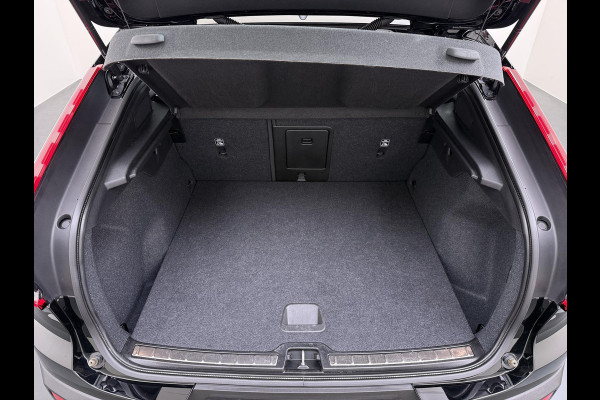 Volvo C40 Single Motor Core 70 kWh VOLVO DEALER ONDERHOUDEN| ACHTERUITRIJCAMERA| PANORAMADAK| STOEL + STUURVERWARMING| RIJKLAARPRIJS INCL. 12 MAANDEN BOVAG GARANTIE|