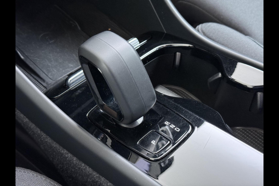 Volvo C40 Single Motor Core 70 kWh VOLVO DEALER ONDERHOUDEN| ACHTERUITRIJCAMERA| PANORAMADAK| STOEL + STUURVERWARMING| RIJKLAARPRIJS INCL. 12 MAANDEN BOVAG GARANTIE|