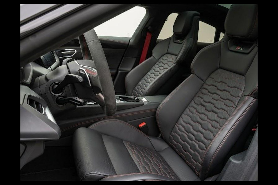 Audi e-tron GT RS 93 kWh 599pk | Panoramadak | Navigatie | Head Up display |Stoelverwaming en ventilatie | RS Design pakket | Laser led koplampen