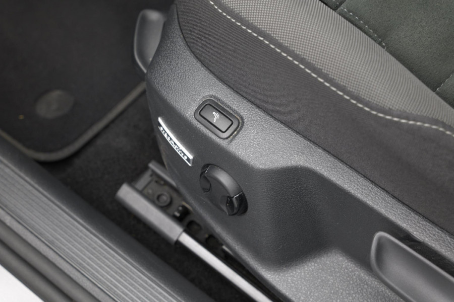 Volkswagen Golf 1.5 TSI Highline Business R |Massage|Carplay|Navi|LED|