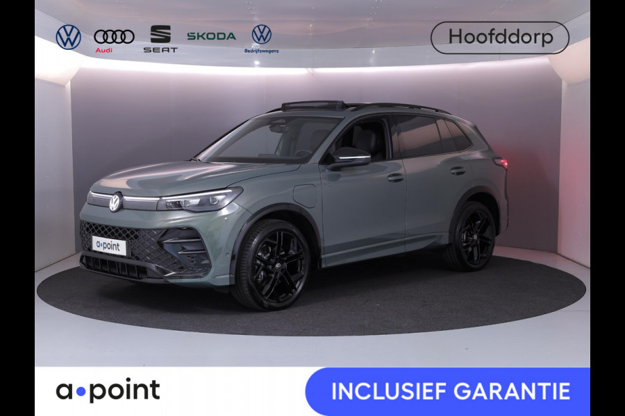 Volkswagen Tiguan 1.5 eHybrid R-Line Edition 272 pk Automaat (DSG) | Verlengde garantie | Navigatie | Panoramadak | Trekhaak (wegklapbaar) | Achteruitrijcamera | Lederen bekleding | Stoelverwarming/ventilatie | R-Line |