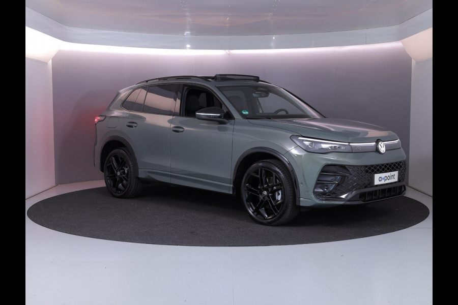 Volkswagen Tiguan 1.5 eHybrid R-Line Edition 272 pk Automaat (DSG) | Verlengde garantie | Navigatie | Panoramadak | Trekhaak (wegklapbaar) | Achteruitrijcamera | Lederen bekleding | Stoelverwarming/ventilatie | R-Line |