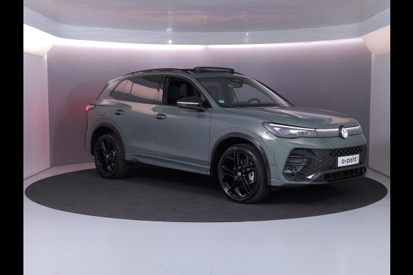 Volkswagen Tiguan 1.5 eHybrid R-Line Edition 272 pk Automaat (DSG) | Verlengde garantie | Navigatie | Panoramadak | Trekhaak (wegklapbaar) | Achteruitrijcamera | Lederen bekleding | Stoelverwarming/ventilatie | R-Line |