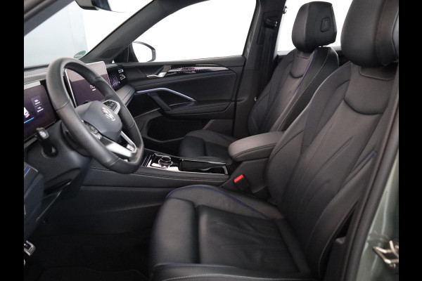 Volkswagen Tiguan 1.5 eHybrid R-Line Edition 272 pk Automaat (DSG) | Verlengde garantie | Navigatie | Panoramadak | Trekhaak (wegklapbaar) | Achteruitrijcamera | Lederen bekleding | Stoelverwarming/ventilatie | R-Line |