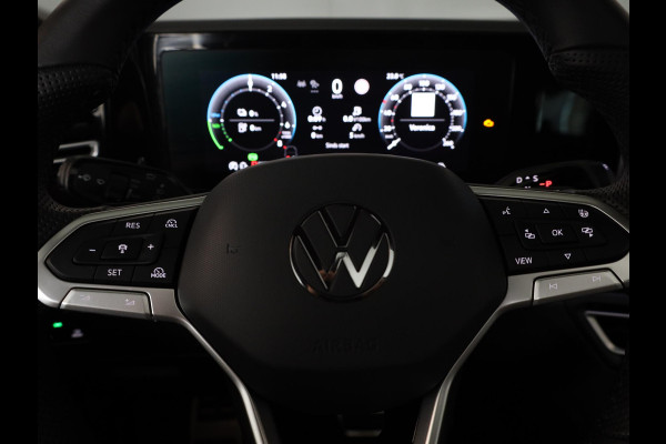 Volkswagen Tiguan 1.5 eHybrid R-Line Edition 272 pk Automaat (DSG) | Verlengde garantie | Navigatie | Panoramadak | Trekhaak (wegklapbaar) | Achteruitrijcamera | Lederen bekleding | Stoelverwarming/ventilatie | R-Line |