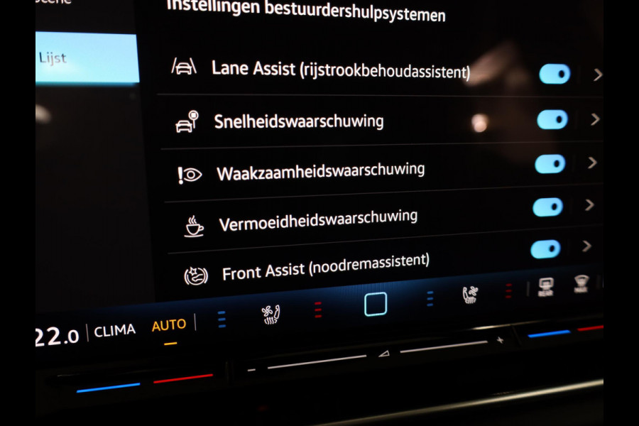 Volkswagen Tiguan 1.5 eHybrid R-Line Edition 272 pk Automaat (DSG) | Verlengde garantie | Navigatie | Panoramadak | Trekhaak (wegklapbaar) | Achteruitrijcamera | Lederen bekleding | Stoelverwarming/ventilatie | R-Line |