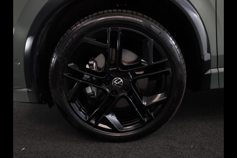 Volkswagen Tiguan 1.5 eHybrid R-Line Edition 272 pk Automaat (DSG) | Verlengde garantie | Navigatie | Panoramadak | Trekhaak (wegklapbaar) | Achteruitrijcamera | Lederen bekleding | Stoelverwarming/ventilatie | R-Line |