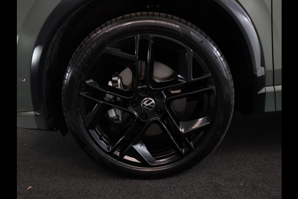 Volkswagen Tiguan 1.5 eHybrid R-Line Edition 272 pk Automaat (DSG) | Verlengde garantie | Navigatie | Panoramadak | Trekhaak (wegklapbaar) | Achteruitrijcamera | Lederen bekleding | Stoelverwarming/ventilatie | R-Line |