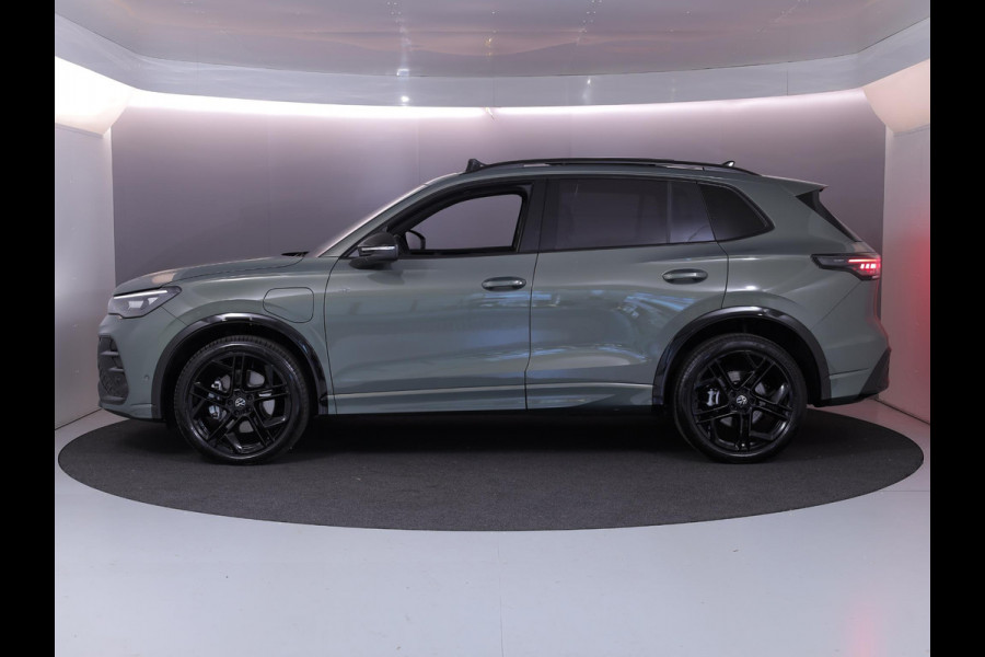 Volkswagen Tiguan 1.5 eHybrid R-Line Edition 272 pk Automaat (DSG) | Verlengde garantie | Navigatie | Panoramadak | Trekhaak (wegklapbaar) | Achteruitrijcamera | Lederen bekleding | Stoelverwarming/ventilatie | R-Line |