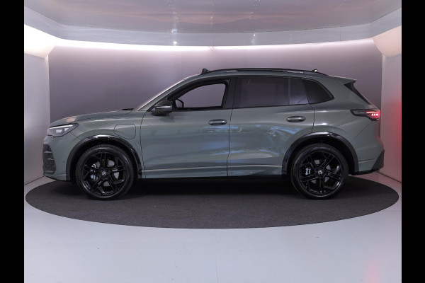Volkswagen Tiguan 1.5 eHybrid R-Line Edition 272 pk Automaat (DSG) | Verlengde garantie | Navigatie | Panoramadak | Trekhaak (wegklapbaar) | Achteruitrijcamera | Lederen bekleding | Stoelverwarming/ventilatie | R-Line |