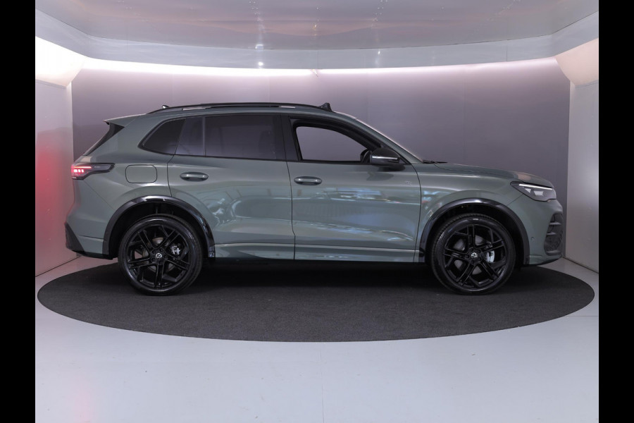 Volkswagen Tiguan 1.5 eHybrid R-Line Edition 272 pk Automaat (DSG) | Verlengde garantie | Navigatie | Panoramadak | Trekhaak (wegklapbaar) | Achteruitrijcamera | Lederen bekleding | Stoelverwarming/ventilatie | R-Line |