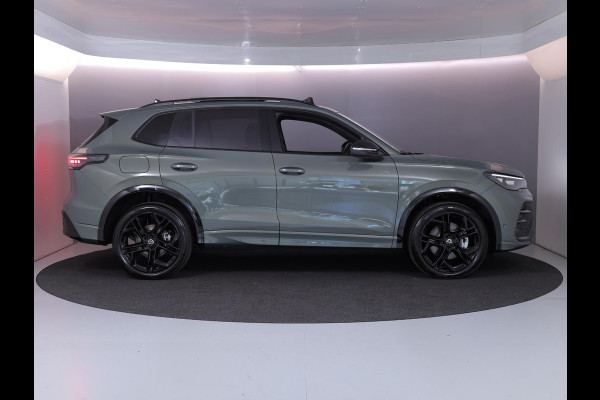 Volkswagen Tiguan 1.5 eHybrid R-Line Edition 272 pk Automaat (DSG) | Verlengde garantie | Navigatie | Panoramadak | Trekhaak (wegklapbaar) | Achteruitrijcamera | Lederen bekleding | Stoelverwarming/ventilatie | R-Line |