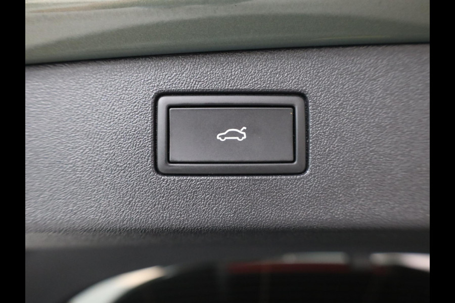 Volkswagen Tiguan 1.5 eHybrid R-Line Edition 272 pk Automaat (DSG) | Verlengde garantie | Navigatie | Panoramadak | Trekhaak (wegklapbaar) | Achteruitrijcamera | Lederen bekleding | Stoelverwarming/ventilatie | R-Line |