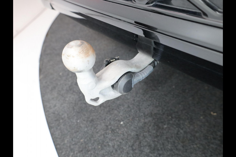 Volkswagen Tiguan 1.5 eHybrid R-Line Edition 272 pk Automaat (DSG) | Verlengde garantie | Navigatie | Panoramadak | Trekhaak (wegklapbaar) | Achteruitrijcamera | Lederen bekleding | Stoelverwarming/ventilatie | R-Line |