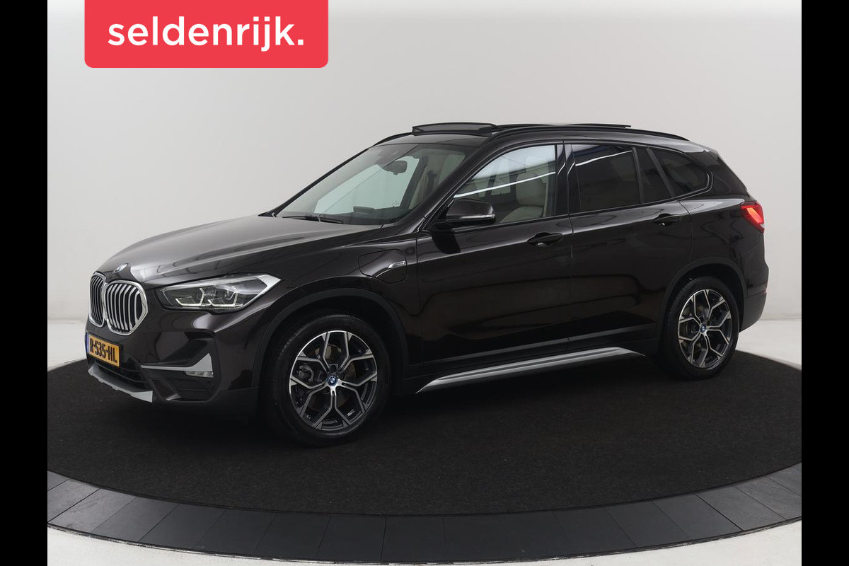 BMW X1 xDrive25e Business Edition Plus | SOH 91,4% | Panoramadak | Leder | Stoelverwarming | Sfeerverlichting | Cruise control | Navigatie | Park assist | PHEV