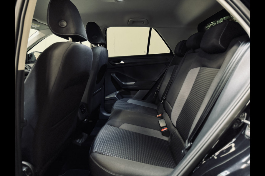 Volkswagen T-Roc 1.5 TSI Active | 17" | CarPlay | Stoelverw. |