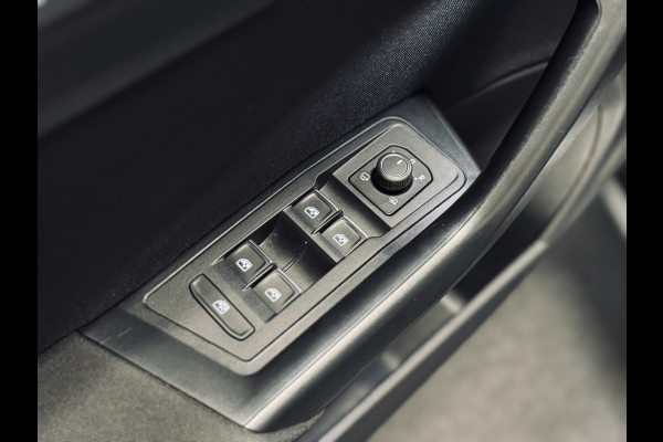 Volkswagen T-Roc 1.5 TSI Active | 17" | CarPlay | Stoelverw. |